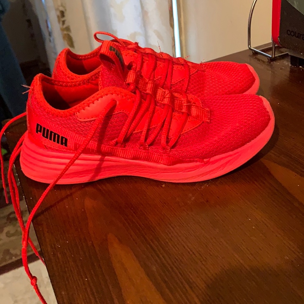 Kids red pumas.